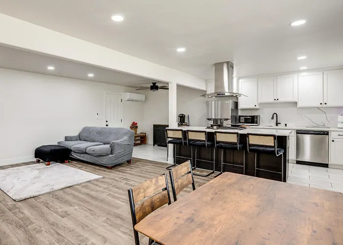 Under 1 Mi To Med Center! Stylish Home In Tulare