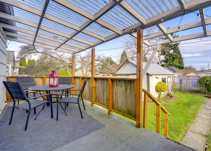1 Mi To Historic Dtwn: Dog-Friendly Everett Home!