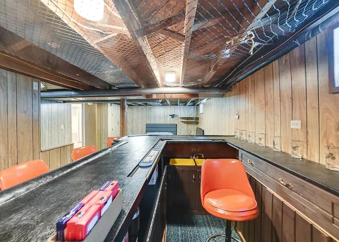 Spacious Retreat W/ Private Yard & Deck In Roscoe!