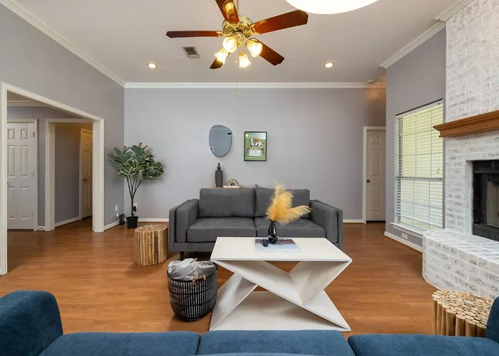 Near Unt - Downtown Denton - Full Fenced Backyard
