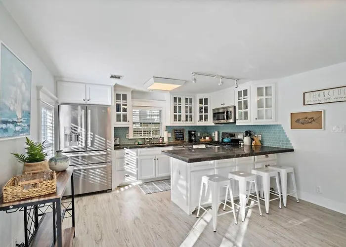 Cute Bungalow With Massive Deck And Fire Pit, Walk To Kemah Boardwalk