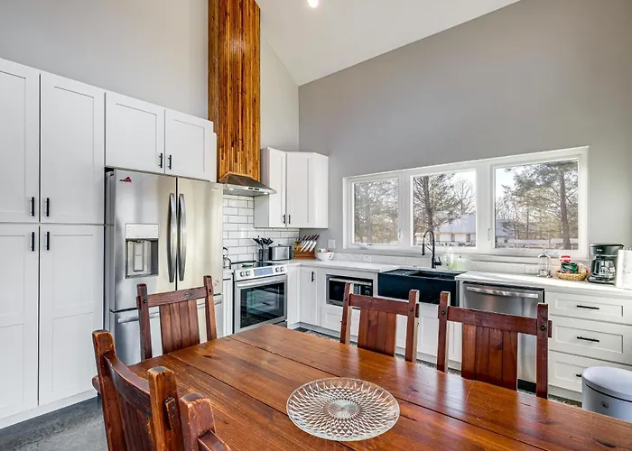 Peaceful Farmhouse Retreat 6 Mi To Virginia Tech!