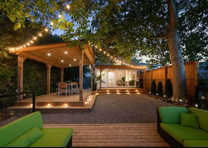 Luma Lakehouse Icewine Lakefront | Deck + Hot Tub