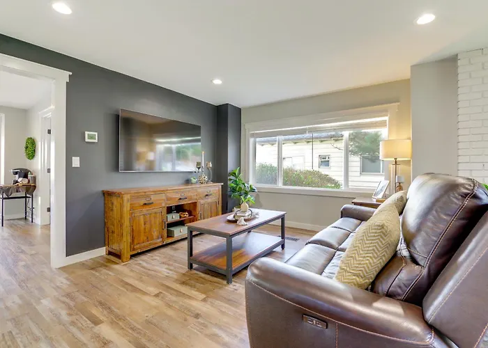 1 Mi To Historic Dtwn: Dog-Friendly Everett Home!