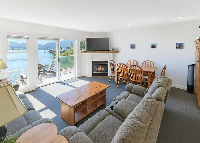The Landing- Your Downtown Waterfront Oasis