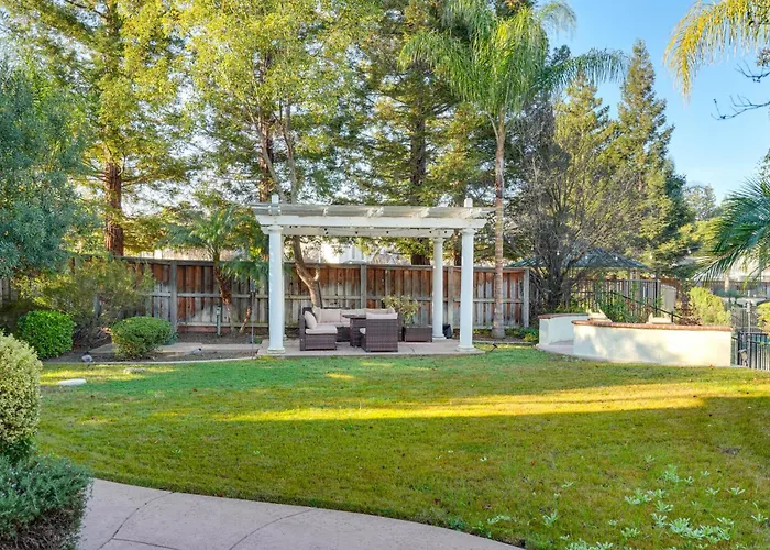 Near Wineries & Parks: Waterfront Tracy Getaway!