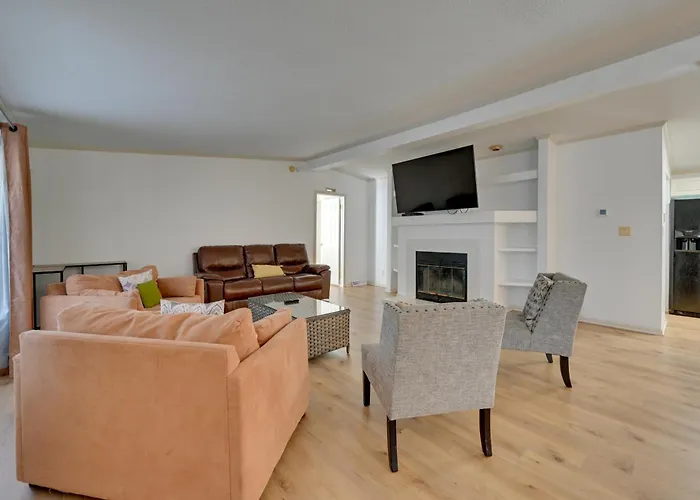 Game Room + Easy Ecu Access: Greenville Getaway