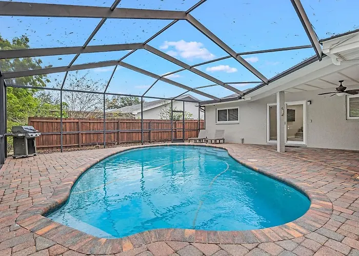 Tropical Garden Oasis, Pool & Hot Tub Near Beach!