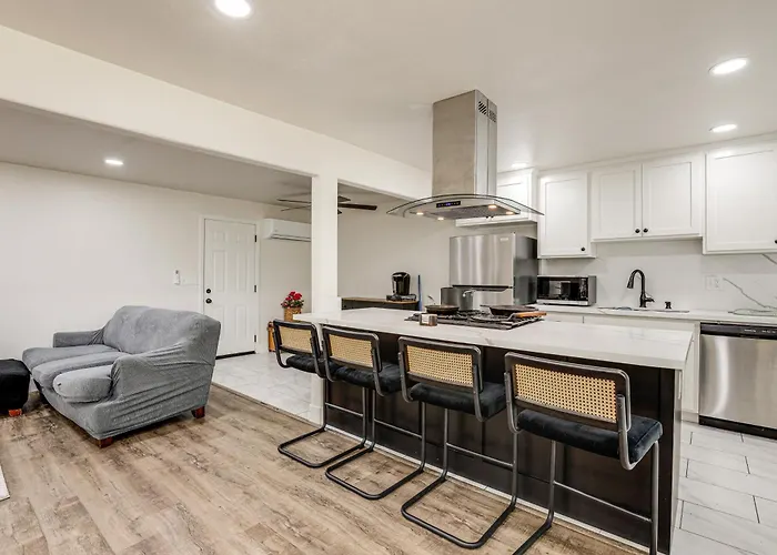 Under 1 Mi To Med Center! Stylish Home In Tulare