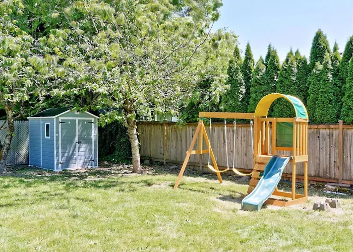Beautiful Light-Filled Farmhouse W Swing & Slide