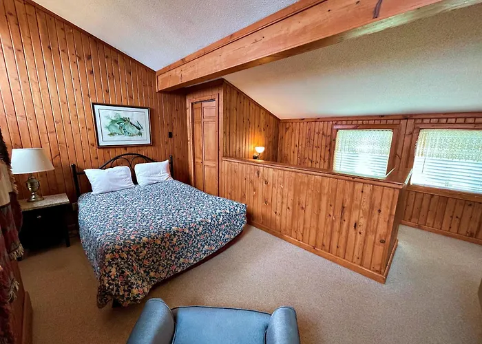 Lands End 4 Bedroom Condo: 5 Mins Walk To The Village