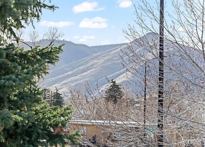 Golden View Townhouse - Walk To Downtown!