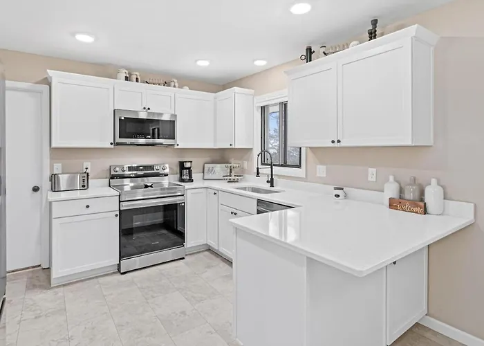 Spacious 5Br Family Haven, Pet Friendly, Game Room