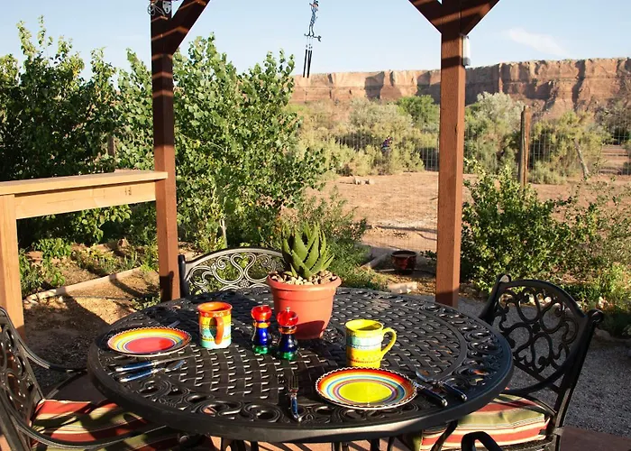 Basecamp Bluff - Bungalow With Patio, Dogs Welcome