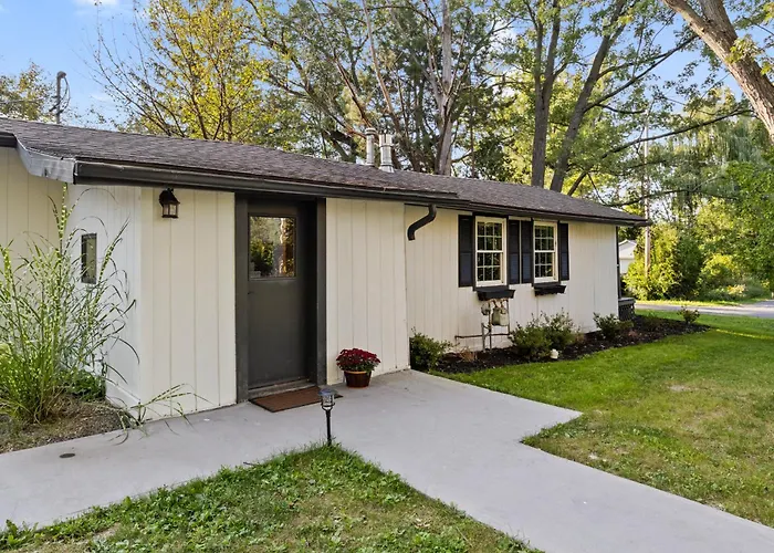 Beautiful Newly Renovated Home With King Bed & Lake Walkable