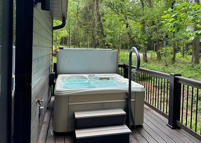 Wooded Cabin Hot Tub, Firepit & Giant City