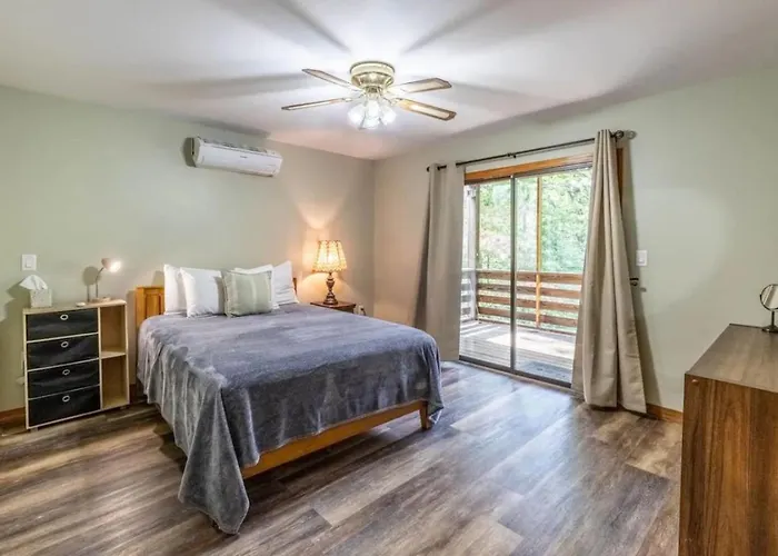 Crashing Creek Cabin - Hot Tub, Mountain Views And King Bed
