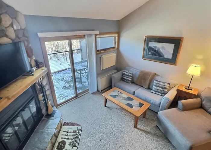 North Shore Ski-In/Ski-Out Loft With Hot Tub