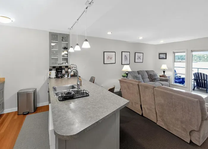 The Landing- Your Downtown Waterfront Oasis
