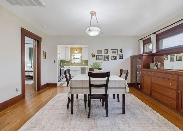 2 Bed1 Bath, Historic Beauty, Walk Downtown
