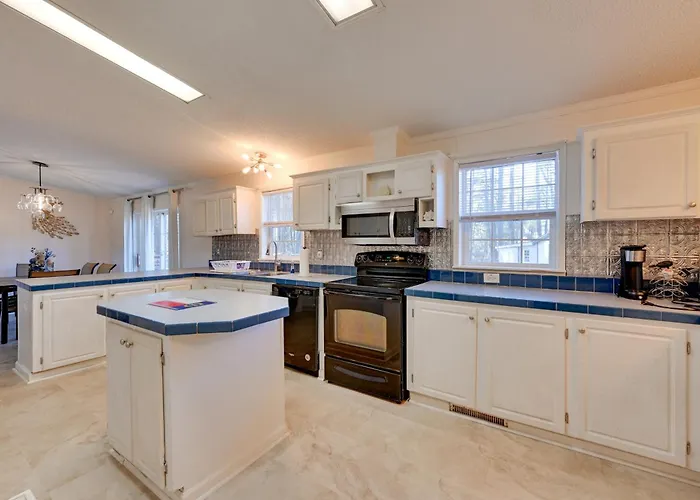 9 Mi To Ecu: Pet-Friendly Greenville Home W/ Deck