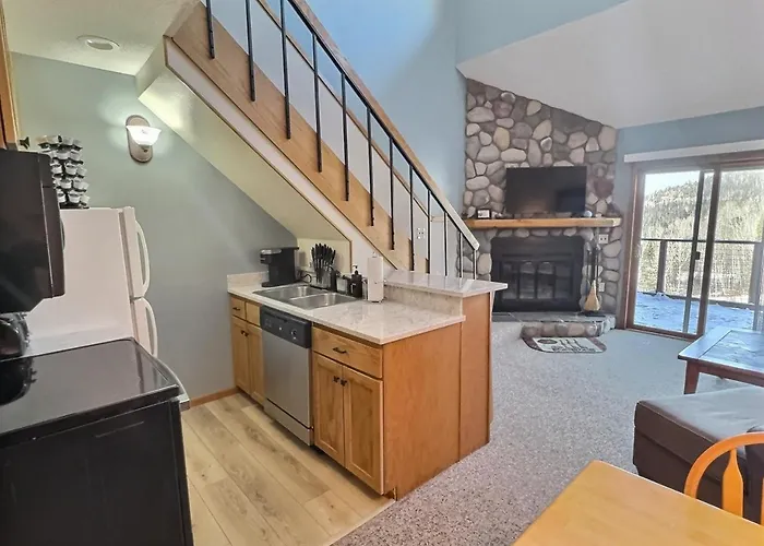 North Shore Ski-In/Ski-Out Loft With Hot Tub