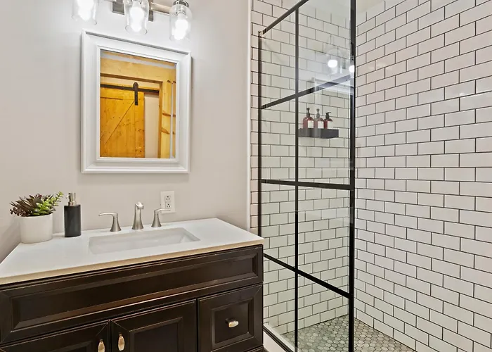 Beautiful Newly Renovated Home With King Bed & Lake Walkable