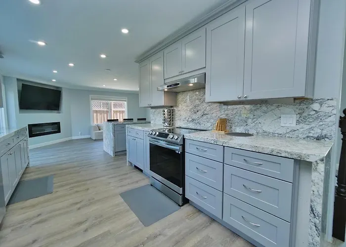 Renovated 5 Bd 3 Ba Ac Private Deck Lawn