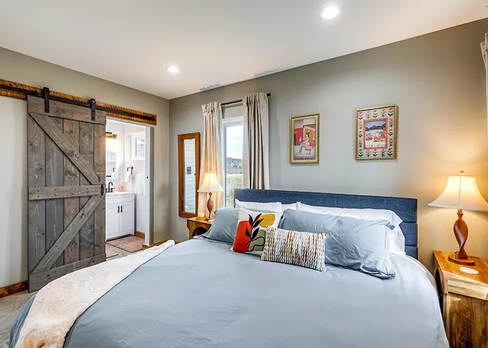 Peaceful Farmhouse Retreat 6 Mi To Virginia Tech!