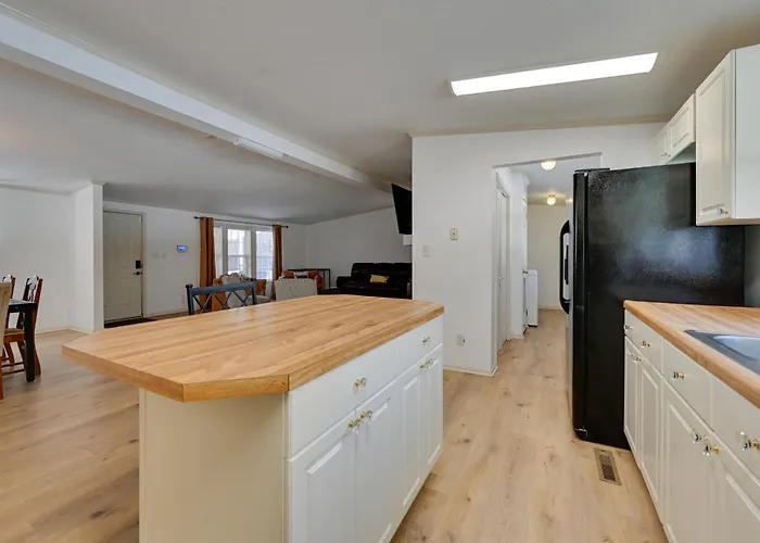 Game Room + Easy Ecu Access: Greenville Getaway