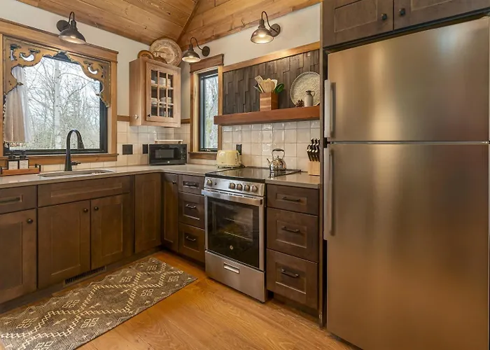 30-Acre Woods, Trail & Salt Hot Tub