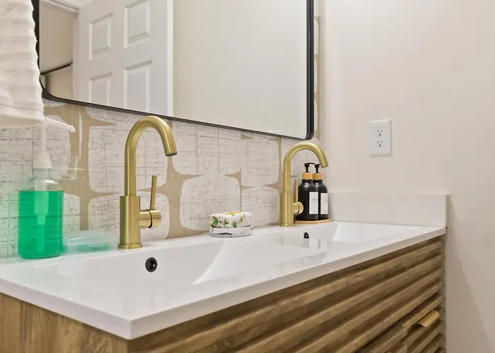 Renovated & Spacious 2Br Downtown Retreat 2 Minutes To Fuse District Pet Friendly Free Parking