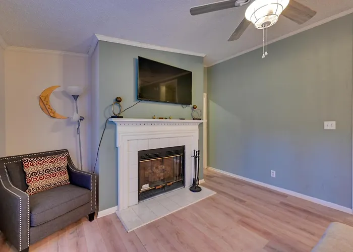 9 Mi To Ecu: Pet-Friendly Greenville Home W/ Deck