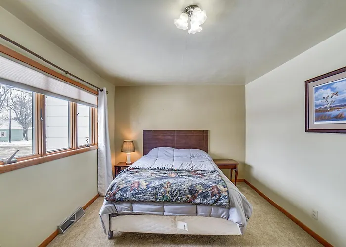 Spacious Retreat W/ Private Yard & Deck In Roscoe!