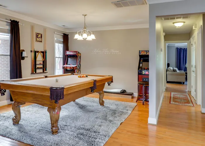 Centrally Located Hampton Roads Home W/ Game Room!