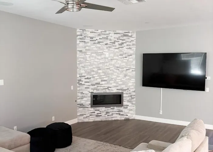 Spacious 5 Bdrm 4 Bth With Pool & Spa