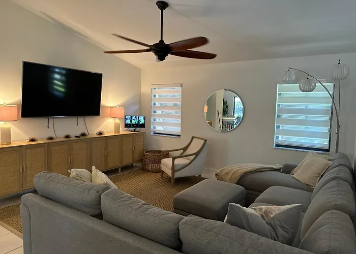 Three-Bedroom House - Best Area-Heated Pool-Spa And Sauna Close To Beaches