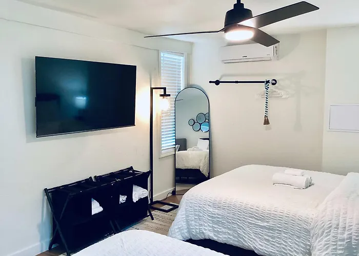 Boardwalk Bungalow 1 For 6