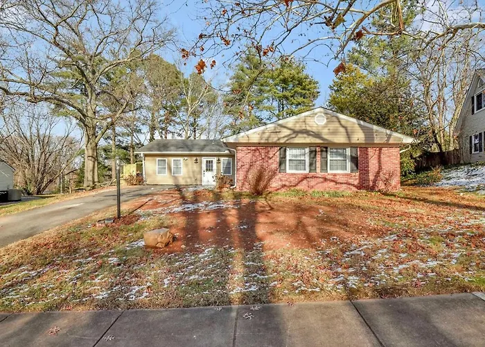 Cozy 4Br Retreat - Private Backyard, Gazebo & Grill