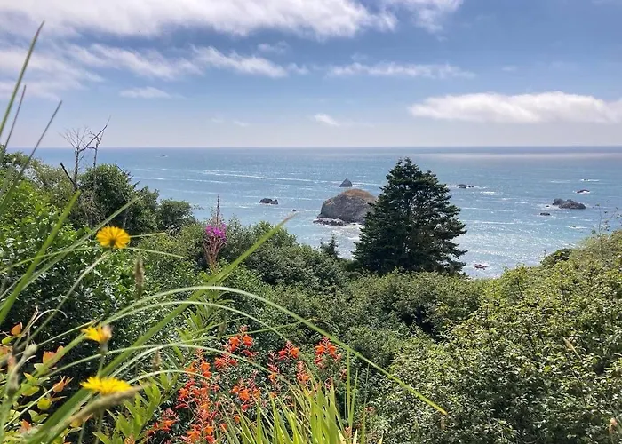 Beautiful Ocean View Cabin And Hot Tub!