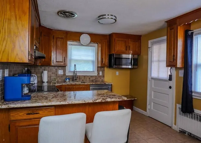 Pet Friendly 3Br New Britain Home With King Bed Near Hartford Sleeps 8