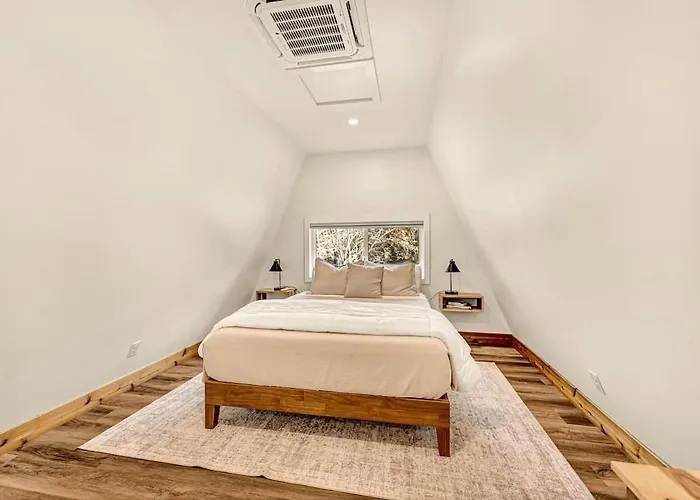 White Oak Haven-Cozy Forest A-Frame Near Bentonville