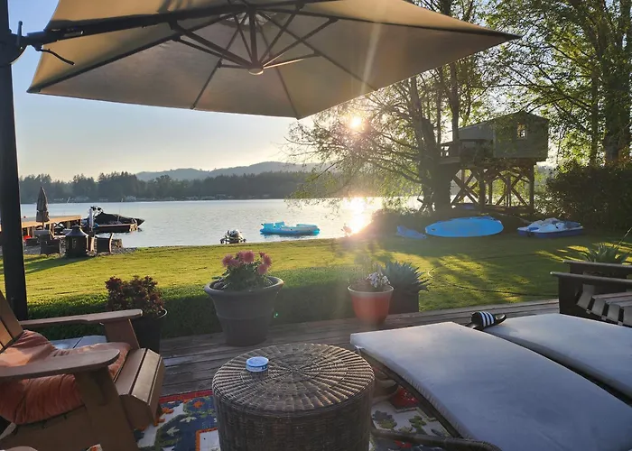 Sandy Shores Black Lake Estate, Hot Tub, Dock, Paddleboard, Treehouse & More!