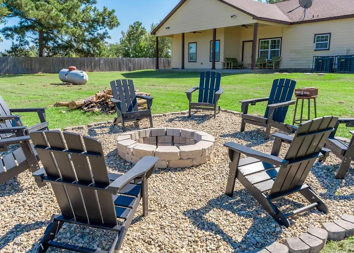 Cozy Texas Getaway With Fireplace Near Lakes