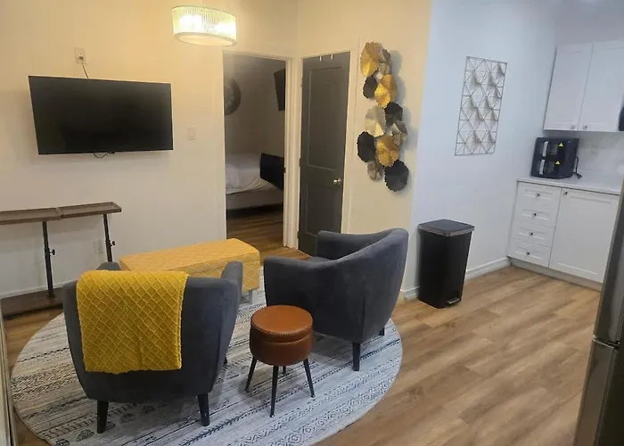 Cozy Upper 1-Bdrm Downtown Smart & Stylish