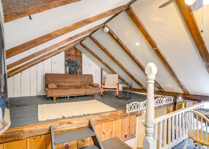 Hike, Fish & Ski: Riverside Barn Loft In Lee
