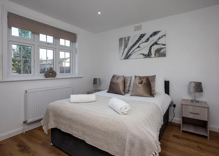 Woodfield Cottage Crawley 3 Bedroom Parking,Wifi,Garden, Nearby Gatwick Airport, Contractor Friendly, Temporary Relocations, Business Travellers, Families