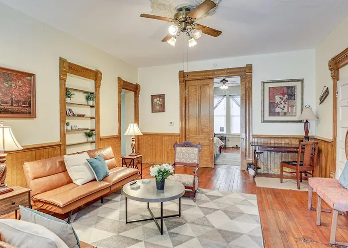 Walk To Medina Square, Historic 1880 Home