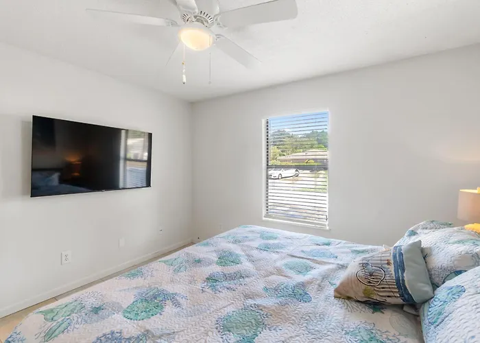Private Patio, King Bed, Desk, Fenced Yard Access, Dogs Stay Free, 8 Mi To Pensacola Beach, In-Unit Washer And Dryer