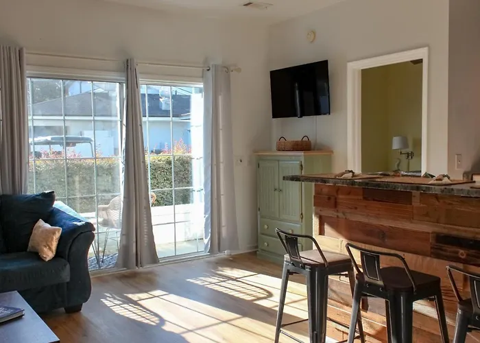 The Jr. Suite At 205 Royal Poste Rd.